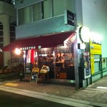 ビストロ酒場マエストロ - 赤いテントにトリコロールのフラッグが目印。