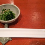 韓国食堂 入ル - お通しは三つ葉の和え物