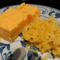 浅草むぎとろ 本店 - おかず２品目の甘さ控え目の玉子焼きと漬け物
