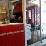PIZZERIA CIRO - ピザ釜や店内は赤で統一されててかわいい感じ♡