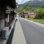 月と亀 - お店を出て左に進むと……