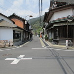 月と亀 - 郵便局のちょい向こうに……