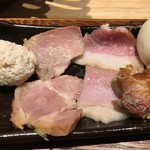 中華蕎麦 とみ田 - 「特製全部トッピング」750円の千葉県 柏幻霜ポーク 吊るし焼き肩ロースと鹿児島県 純粋黒豚霧島高原ロイヤルポーク しっとりモモ