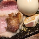 中華蕎麦 とみ田 - 「特製全部トッピング」750円の宮崎県 黒岩土鶏 塩焼きモモ・ムネと秋田県 比内地鶏の味玉