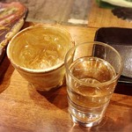 囲炉裏料理わ - ここで焼酎の佐藤（白）をロックで。
      チェイサーと共に（笑）