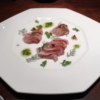 蕎麦懐石 無庵 - 金目鯛のカルパッチョ、香菜は、チャービル、フェンネルの葉、シブーストのマリネ、梅の蕾