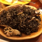 立飲・ビストロシン サンテ - イカスミです。
      ガーリックが効いてて、炭水化物なのにワインに合う。