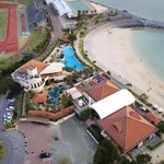 ザ・ビーチタワー沖縄 - 茶色の屋根が温泉施設
