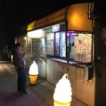 キャベツソフトクリーム - ライトアップするお店と久美子＼(^o^)／