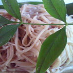 冷たいお蕎麦～程よい堅さの蕎麦に、ほんのり甘い鰹節の効いたお出汁が美味しい♪