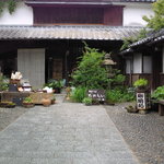 街道そばたからい - 店舗正面～昔は酒屋さんです。