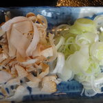 そば処 上代 - 薬味のかつお節と白ネギ