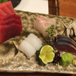割旬 葉隠 - 刺身盛り合わせ(あおりいか、伝助穴子、しめ鯖ほうじ茶スモーク、平目、本マグロ)