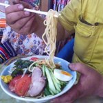 玉蘭 - 冷し麺　麺のリフトアップ。　ボリュームがあることが分かりましょう。