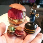 ICON - 期間限定リンゴバーガー￥1700。 4/15まで！！
      ※右からオーナーのフィギュア→リンゴバーガー→カブバーガー