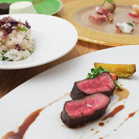 日本の季節、旬の素材を生かした、料理の数々をご用意しております。