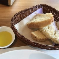 ラ･スコリエーラ - ランチのパン、オリーブオイルと一緒に♪