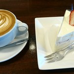 栗栗珈琲 - ランチセットドリンクのカプチーノ
            ショートケーキ単品400円