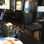 珈琲屋らんぷ - チーズケーキ越しの店内