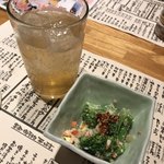 鍛冶屋 文蔵 - お通しと梅酒のソーダ割り