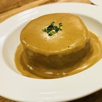 赤白 - 赤白といえば…やっぱりコレ！！コンソメで柔らかく炊いた大根のポルチーニ茸クリームソースがけ