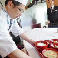 日本料理 紫水 - 小川料理長がお料理を運んできてくれました