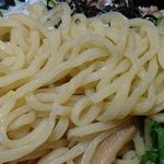 壱角家 - 壱角家 メトロ西葛西店 油そばに使われるモチモチ食感の縮れ太麺