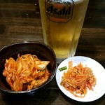 山神山人 - 自家製キムチとサービスキムチと生ビール