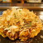 Yorozu Ya - ③関西豚玉の焼き上がり、分厚く焼き上げる800円