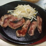ラーメン・トンチャンあきら - 鉄板焼き　ハラミ肉です。