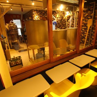 丸見え！クラフトビール工場を眺めながら