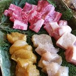 Chikuzem Bori - 鶏肉と牛肉の盛り合わせ。（写真は二人前）