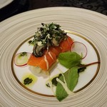 Creatif japonais francais 信田流 - 【アミューズ②】絹ごし豆腐とクリームチーズムース・アボカドのサラダのスモークサーモンファルシ 燻製牡蠣を添えて