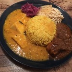 スパイスカレー モクロミ - 2種盛り(ポークビンダルー、たけのこと豆のカレー)