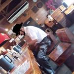 はぐるま - ｶｳﾝﾀｰ、ﾃｰﾌﾞﾙ席の構成。内装もｳｯﾃﾞｨで、黒と木目基調のｵｼｬﾚ感有