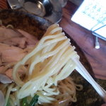 はぐるま - 断面はｴｯｼﾞのないｽｸｴｱ形で丸刃切り麺、高加水率で、半透明部あり