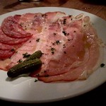 生ハムとサラミ盛り合わせ　７５０円