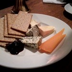 チーズ盛り合わせ（５種）　１４８０円