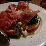 IJ - 生ハムと緑黄色野菜のサラダ　８８０円