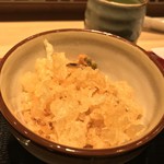 味奈登庵 - 揚げ玉。
      今日はいろいろ入っていてウレシイ