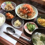 おんちゃんの野菜畑 - A 農家さんのごはん （この日のメインは肉豆腐）
（ポテサラはスープ切れててごめんねのサービス品）