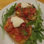 カサレッチョ - ストラッキーノチーズとトマトのブルスケッタ