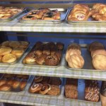 ベーカリー＆喫茶 ブンブン - 早朝から、ずらりと沢山のパンが並んでいました。