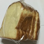 ベーカリー＆喫茶 ブンブン - お店の中では高級な食パンも220円と超リーズナブル。