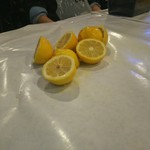 The Boiling Crab - 手洗い用のレモン