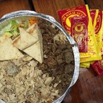 The Halal Guys - ぐちゃぐちゃにかき混ぜる前のCombo platter。購入時はこんな姿をしています。