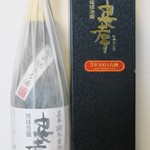 沖縄料理 まんまる - 忠孝 5年100%古酒  43度  
 
忠孝酒造の秘蔵シリーズの5年100%古酒。
43度の古酒らしい芳醇な香りとコクが楽しめます。
まずはストレート、ロックで古酒の風味を味わってください。  
２０１６年の詰口となり今年で２年が経過しますので、
中身の古酒（５年）と併せて７年古酒以上になります。
 
お好きな方、コレクターの方はこの機会をお見逃しなく！！