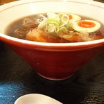 らぁ麺 おかむら - 麺は極細ストレート。食べ始めは嫌な香りがしたが時間と共に気にならなくなった。ラーメンもさることながら器にも拘ってます。