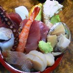 菊寿司 - 見事に盛られた三色丼