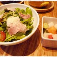 RIGOLETTO KITCHEN - サラダに自家製ピクルス